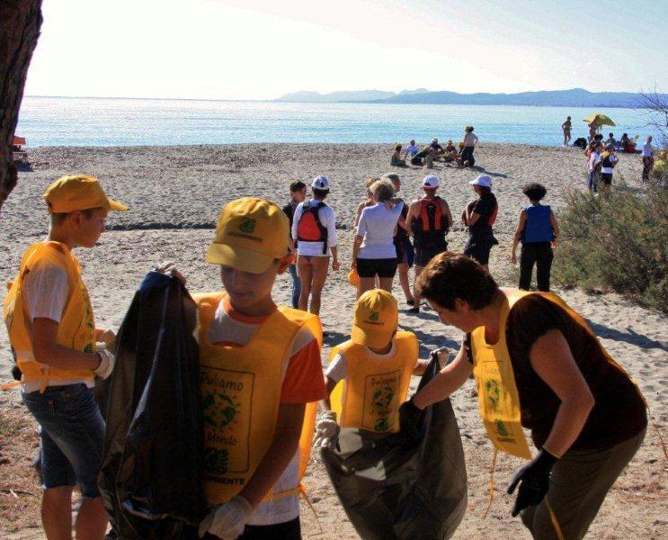 Un gruppo di bambini puliscono le spiagge di Posada