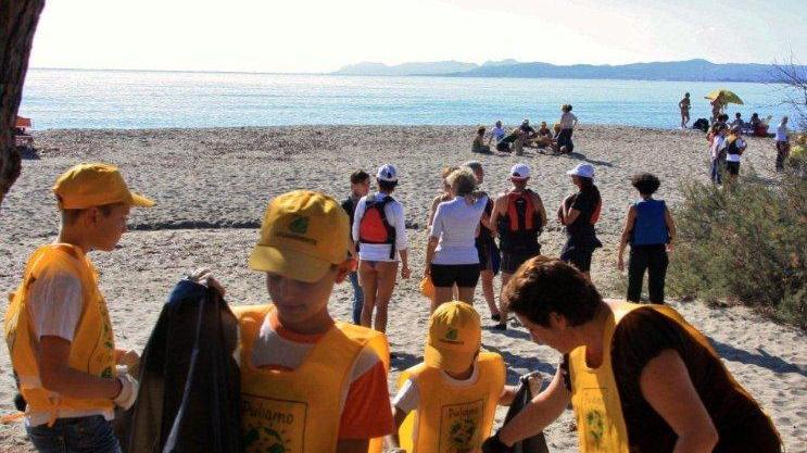 Un gruppo di bambini puliscono le spiagge di Posada