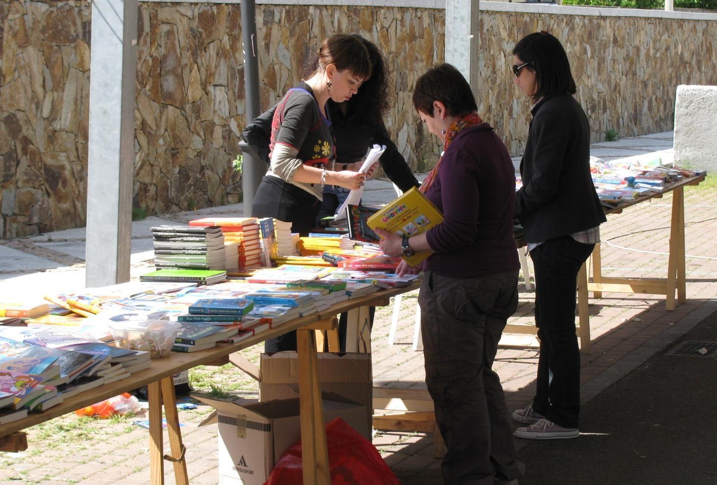 Un mercatino per scambiare i libri di testo usati