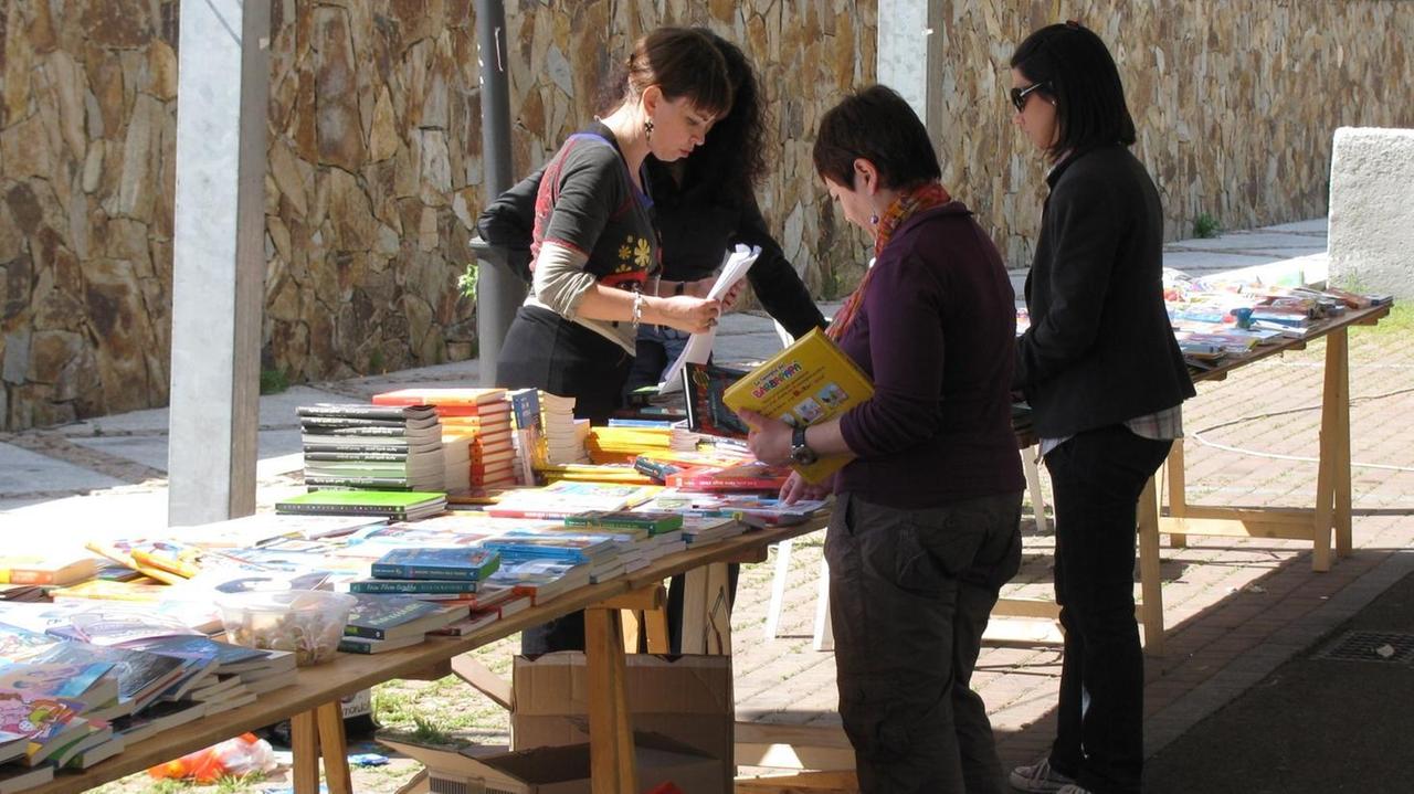 Un mercatino per scambiare i libri di testo usati