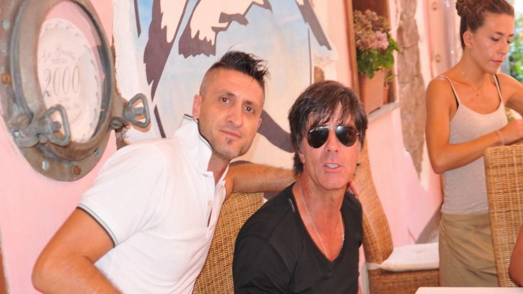 Il ct della Germania Low con il ristoratore Fernando Barretta