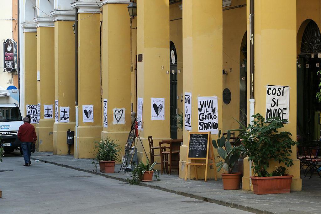 Uno dei cartelli anti Ztl nel centro storico