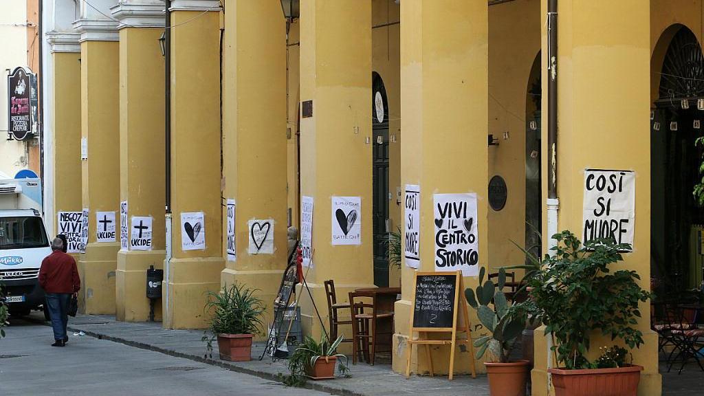 Uno dei cartelli anti Ztl nel centro storico