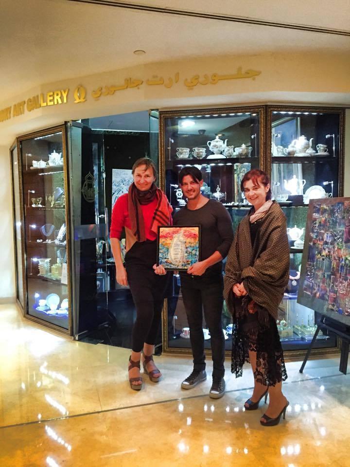 Tommaso Lucarelli durante una sua esposizione in una gioielleria in Oriente