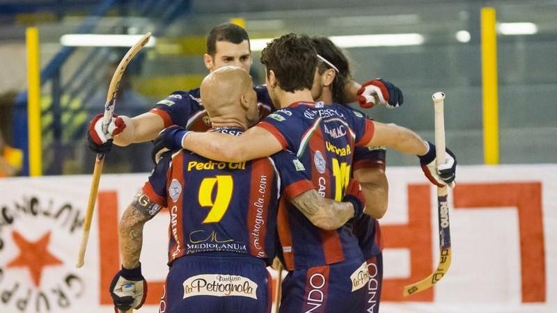L'abbraccio dei giocatori del Forte dopo un gol (foto Gabriele Baldi)