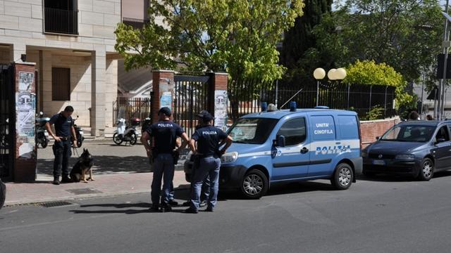 Controlli antidroga davanti alle scuole di Cagliari