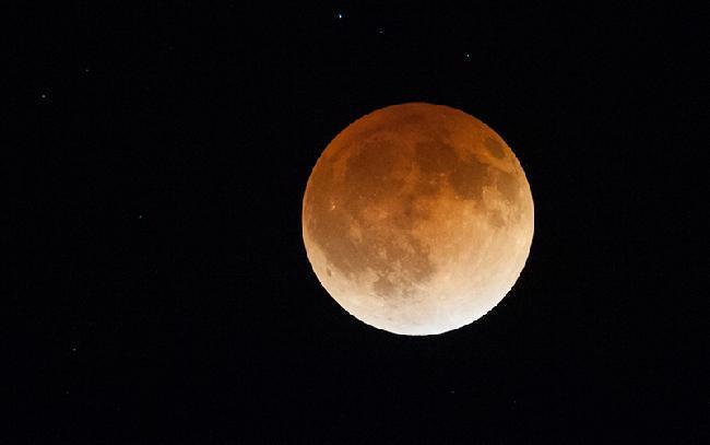 Eclissi da record, torna lo spettacolo della "super luna rossa"