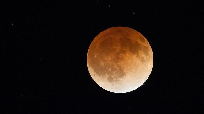 Eclissi da record, torna lo spettacolo della "super luna rossa"