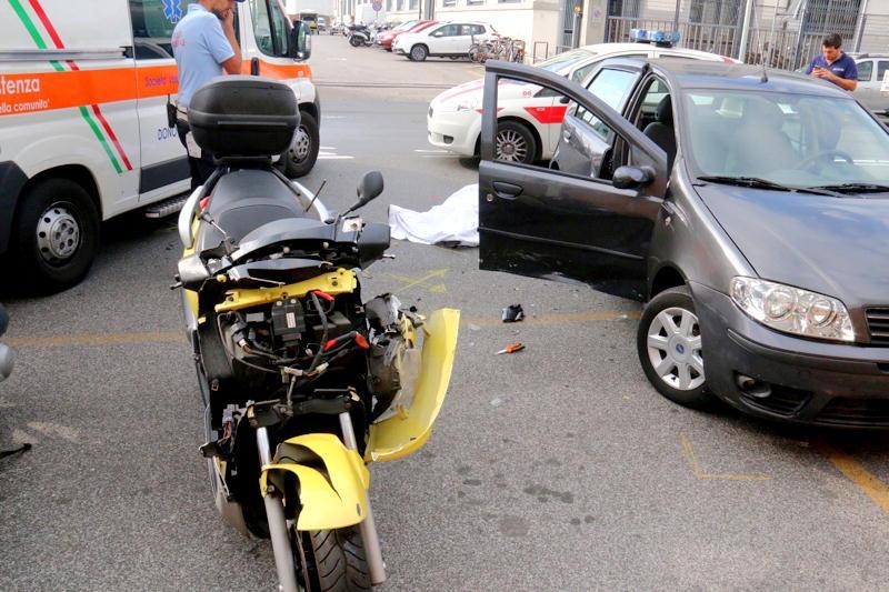 I due mezzi coinvolti nell'incidente in via Salvatore Orlando (Marzi/Pentafoto)