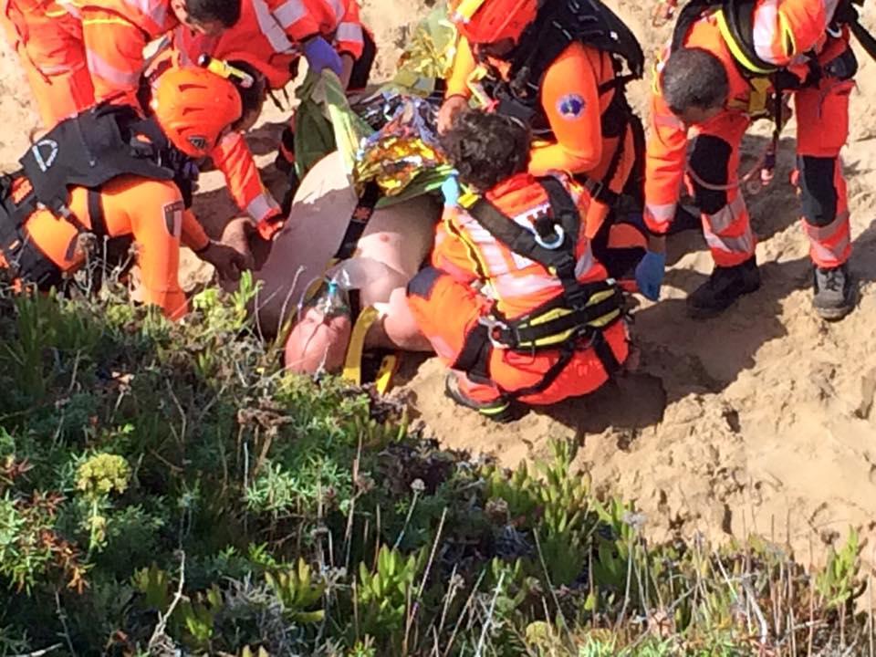 Il turista tedesco assistito dai soccorritori