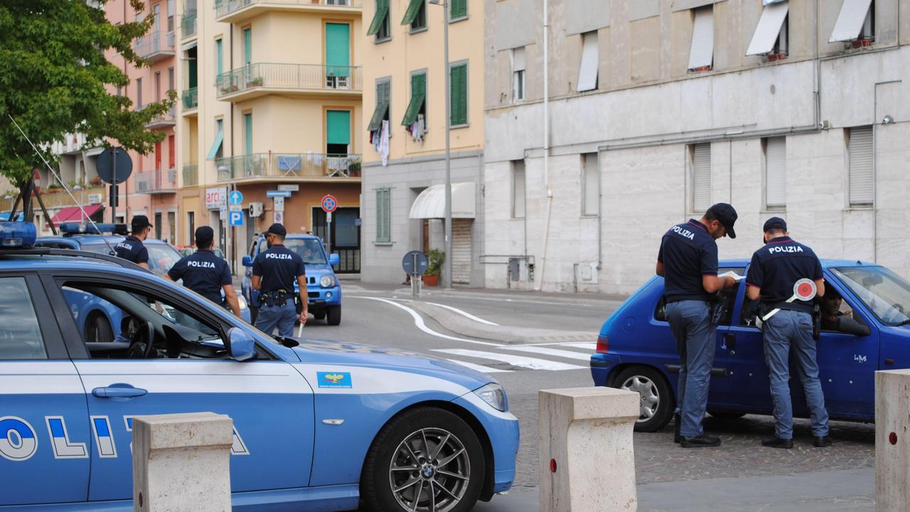 I controlli della polizia alla stazione in piazza Unità d'Italia
