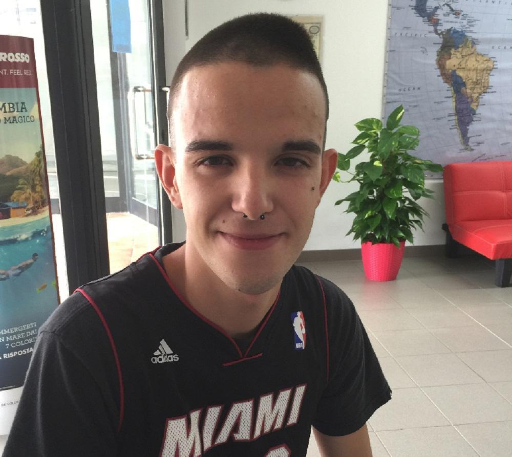 Mattia Carbini con il piercing al naso oggetto della discordia