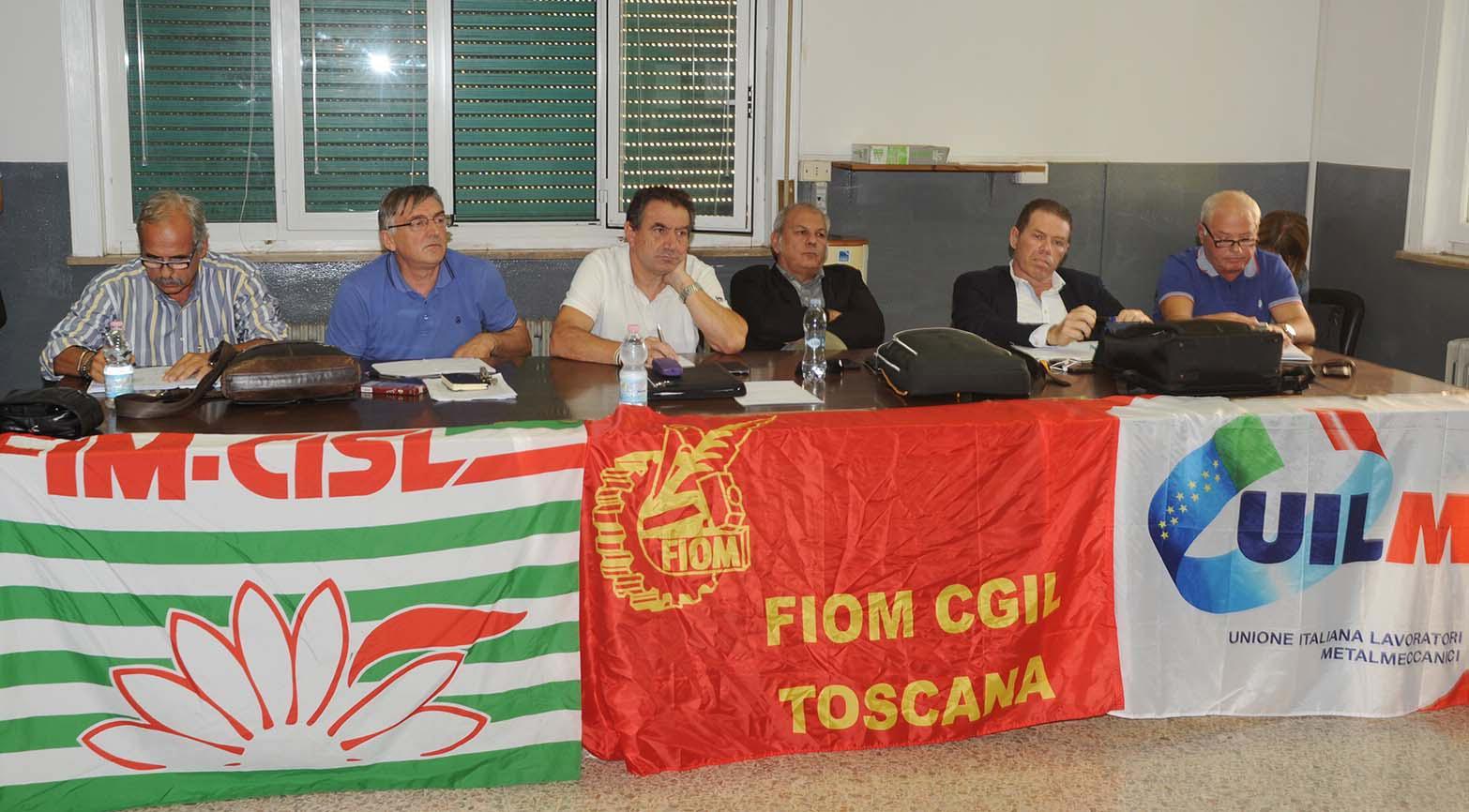 Il tavolo dei sindacati al consiglio di fabbrica (foto Paolo Barlettani)