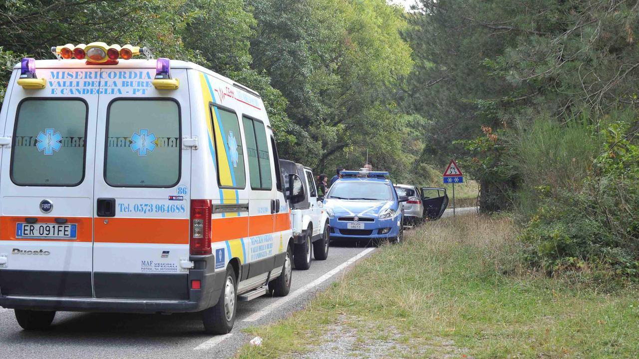 L'ambulanza e polizia sul luogo della rapina (foto Lorenzo Gori)
