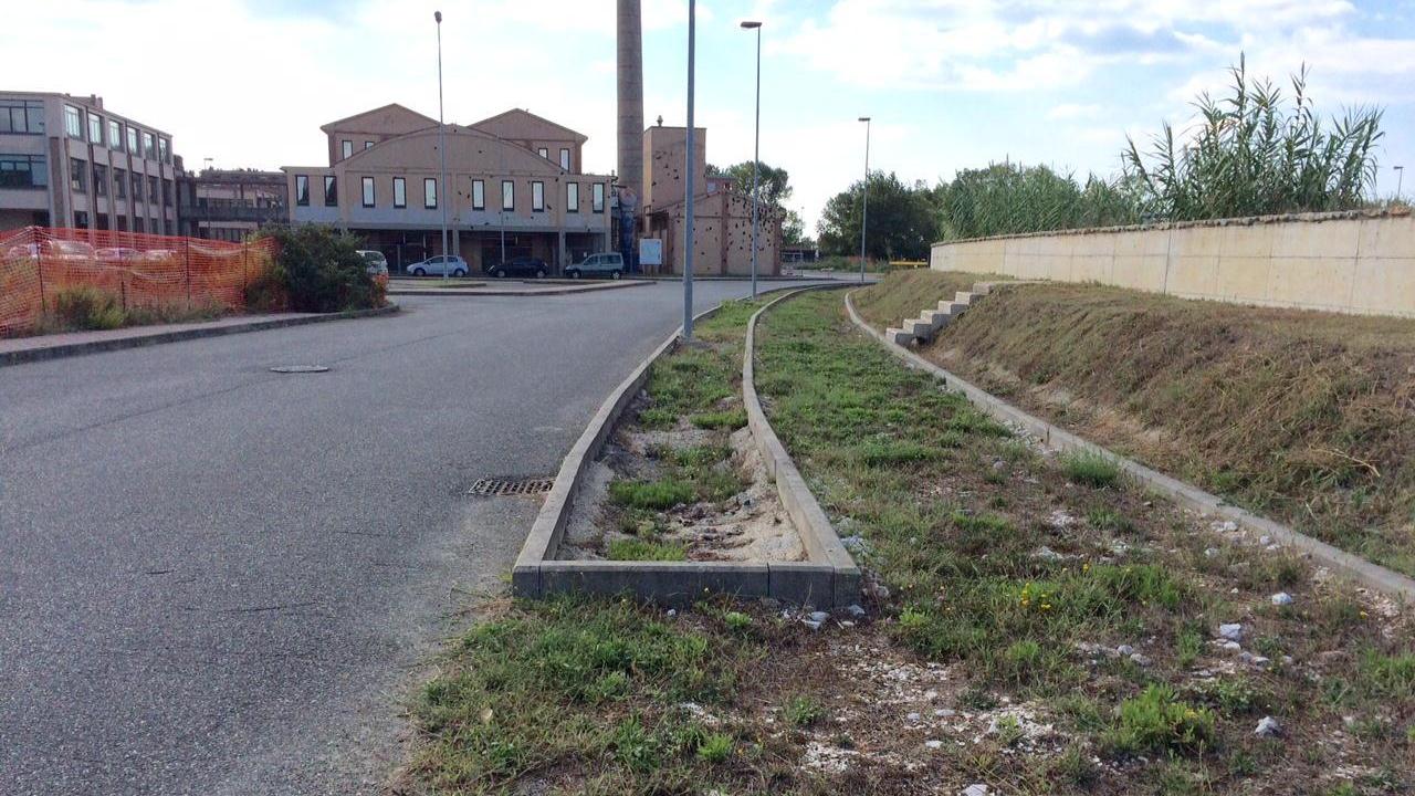 Marciapiedi e lampioni mai terminati nel quartiere Magona