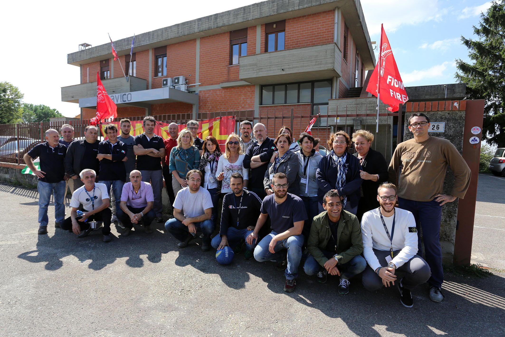 I lavoratori della Navico che protestano