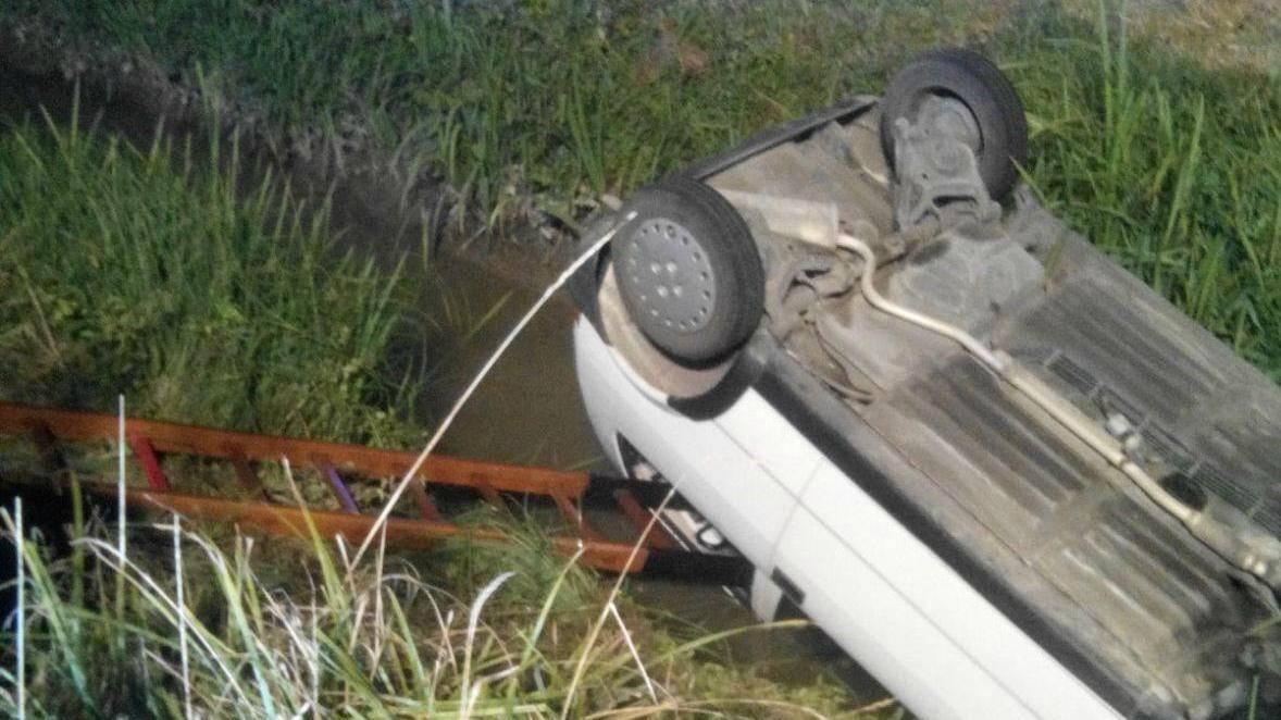 Auto nel canale, estratta dall'abitacolo con mezzo metro d'acqua