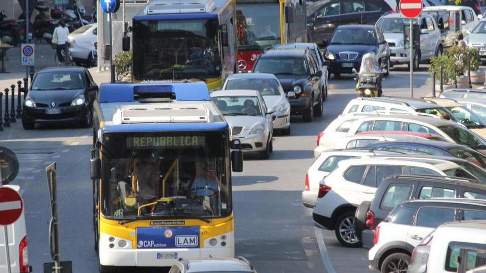 Bici sul bus e traffico slow, parte il piano