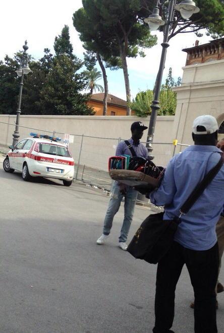 Agenti spostati all’arcivescovado e gli ambulanti abusivi entrano dalla Porta del Leone