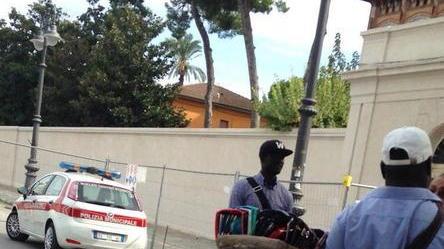 Agenti spostati all’arcivescovado e gli ambulanti abusivi entrano dalla Porta del Leone