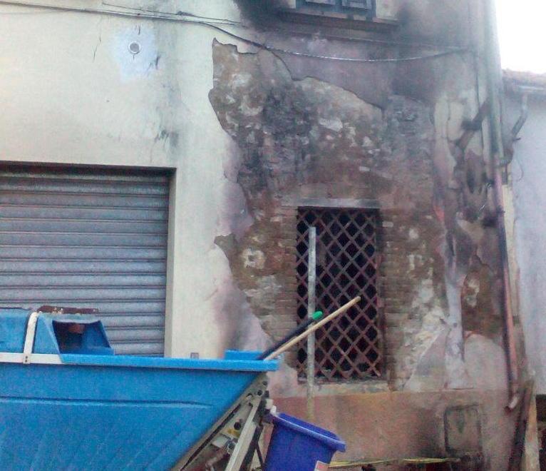 Mobili incendiati in strada Paura in una palazzina 