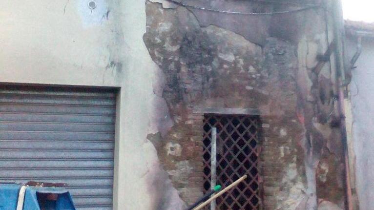 Mobili incendiati in strada Paura in una palazzina