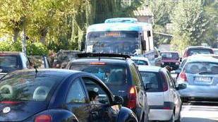 Traffico e caos davanti a scuola «Faremo un nuovo parcheggio»