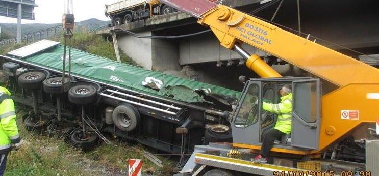 Recuperato il tir precipitato nella scarpata sull’A15