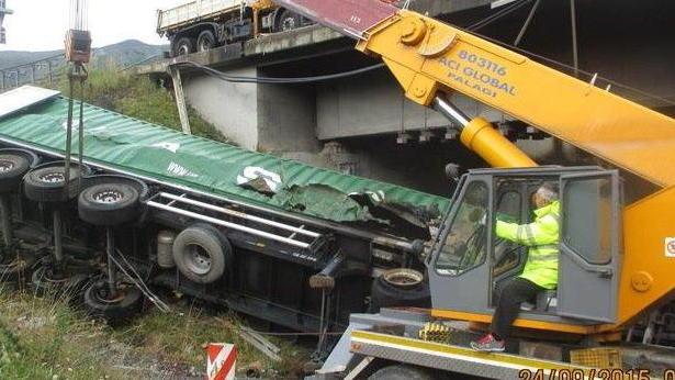 Recuperato il tir precipitato nella scarpata sull’A15