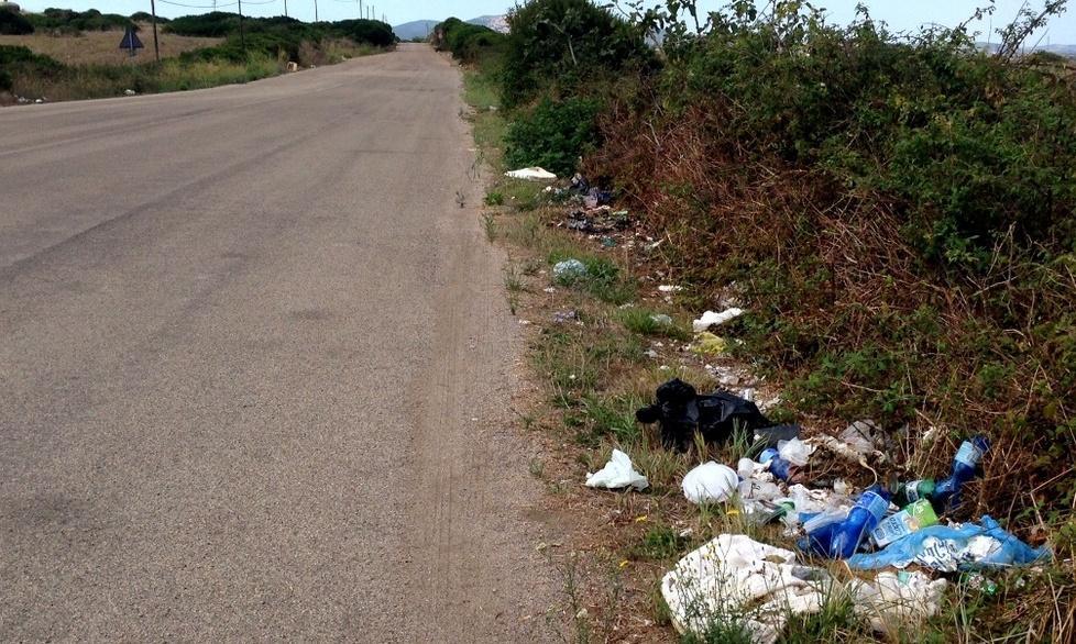 Ancora rifiuti sulla via per il cimitero