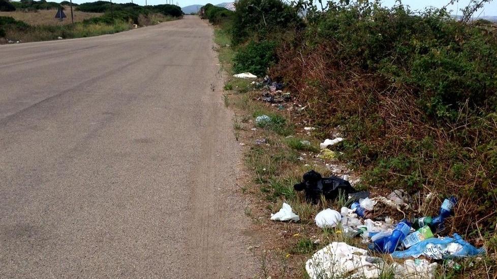 Ancora rifiuti sulla via per il cimitero