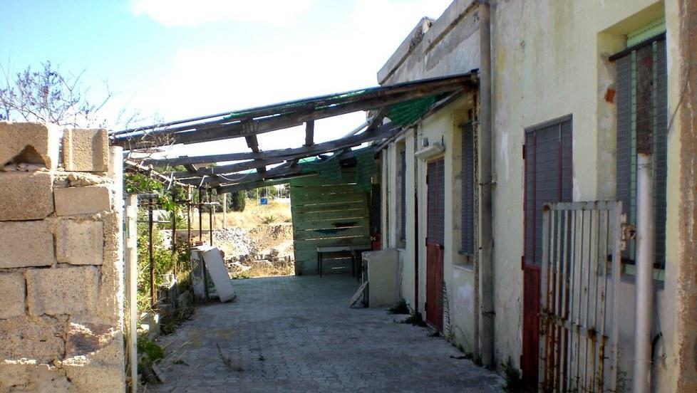 Famiglia in fuga dal campo rom occupa la struttura per i disabili 