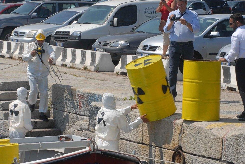 Nucleare, Pili denuncia: «Blitz segreto nell’isola» 