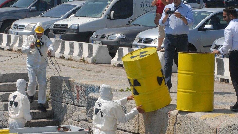 Nucleare, Pili denuncia: «Blitz segreto nell’isola»