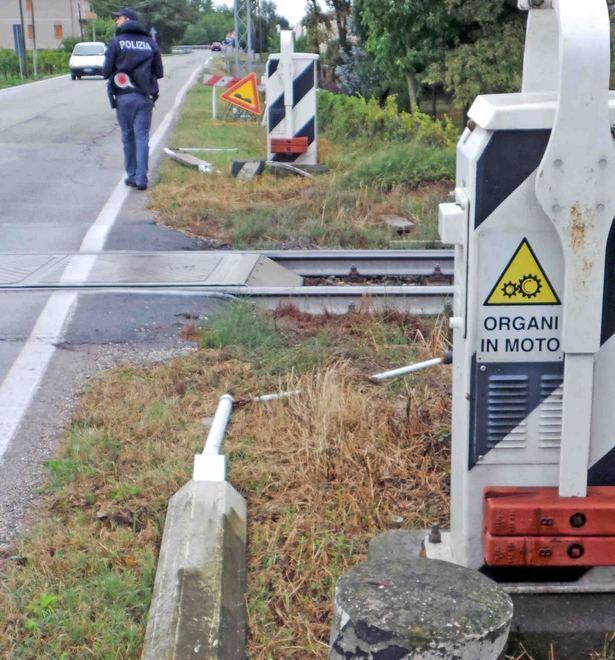 Furgone abbatte le sbarre del passaggio a livello