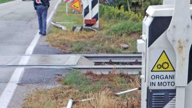 Furgone abbatte le sbarre del passaggio a livello