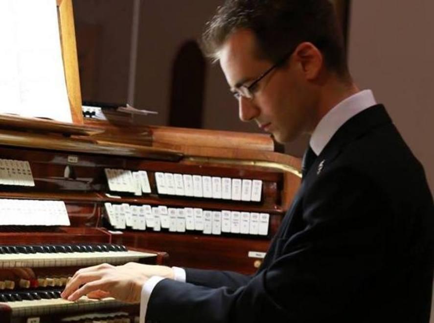 Il Maestro Antinori suona Bach all’organo di Ospizio 