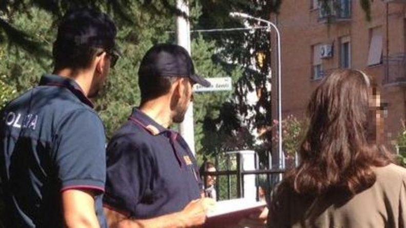 Scippata del collier, morde il rapinatore