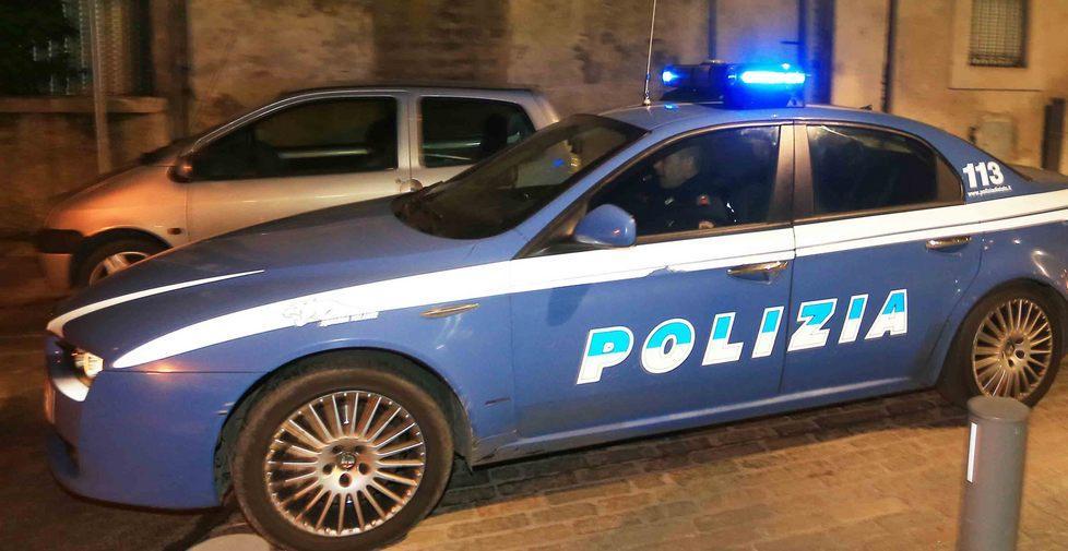 La Polizia insegue una Jaguar rubata 