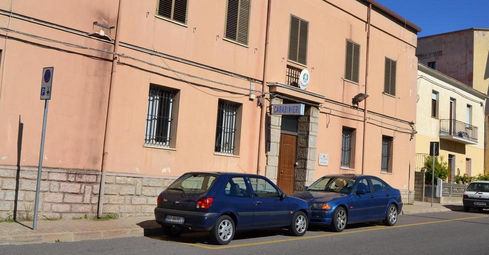 I carabinieri della stazione di Arzachena cercano i ladri che hanno rubato e distrutto una macchina