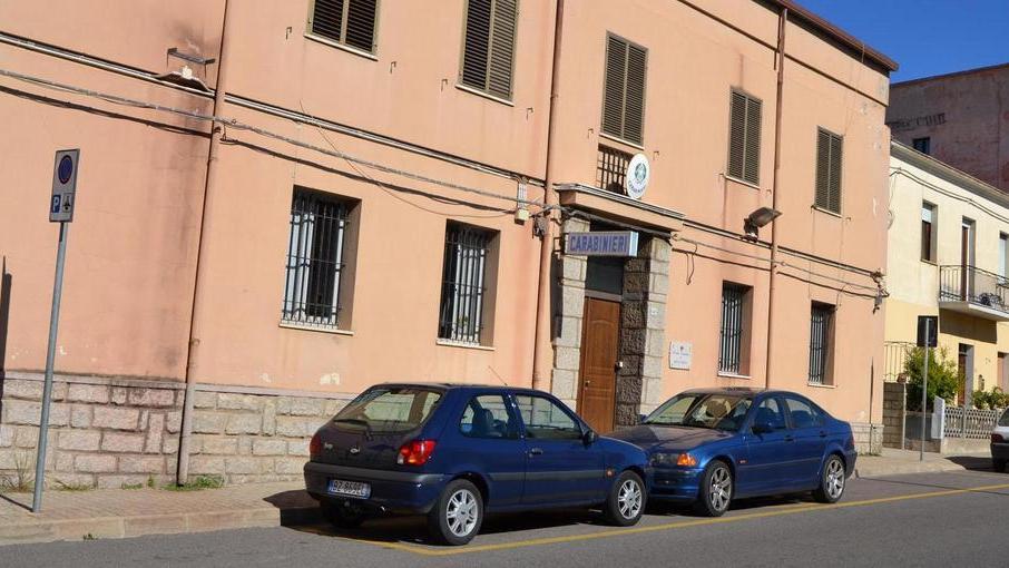 I carabinieri della stazione di Arzachena cercano i ladri che hanno rubato e distrutto una macchina