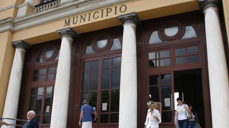 Stop del sindaco di Pietrasanta alla pausa caffè degli impiegati