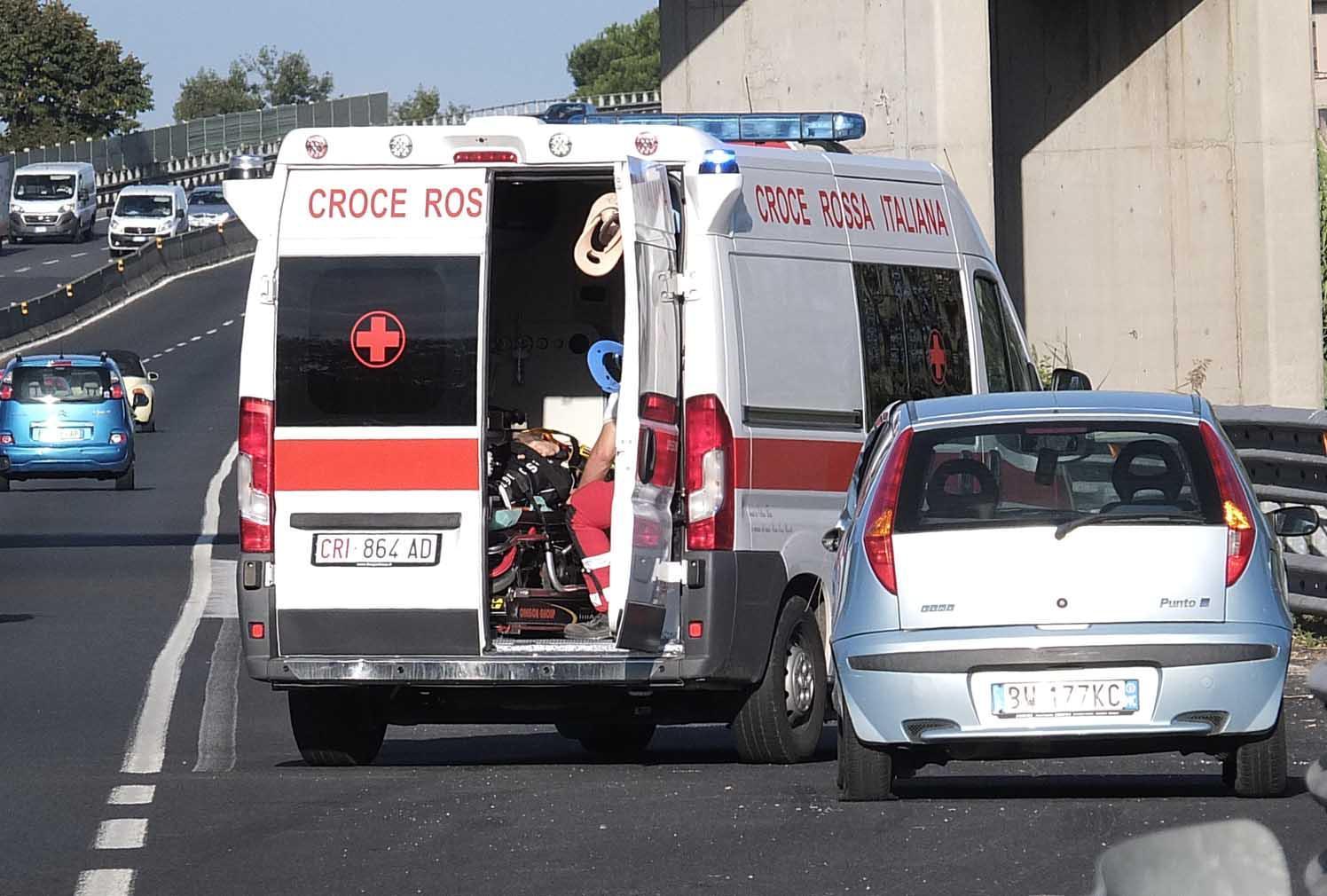 L'ambulanza della Croce Rossa sul luogo dell'ultimo incidente