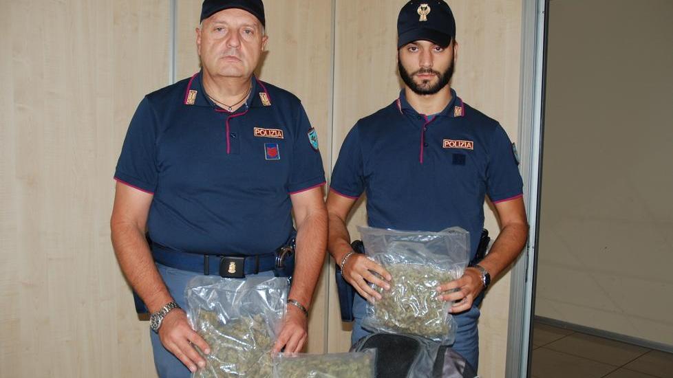 Sassari, in fuga con l’auto gettano la droga nel cassonetto
