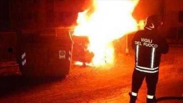 I vigili del fuoco spengono l'incedio di un cassonetto