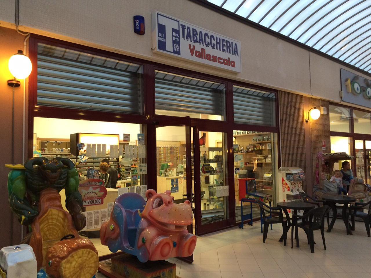 L'esterno della tabaccheria svaligiata dai ladri