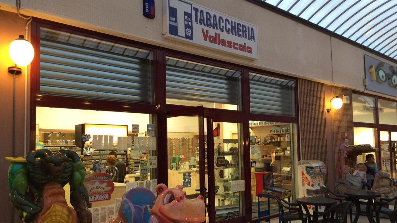 L'esterno della tabaccheria svaligiata dai ladri