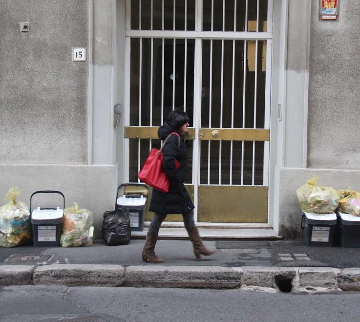 I bidoncini del porta a porta per le strade della Venezia: il progetto per volontà di Nogarin sarà esteso a tutta la città