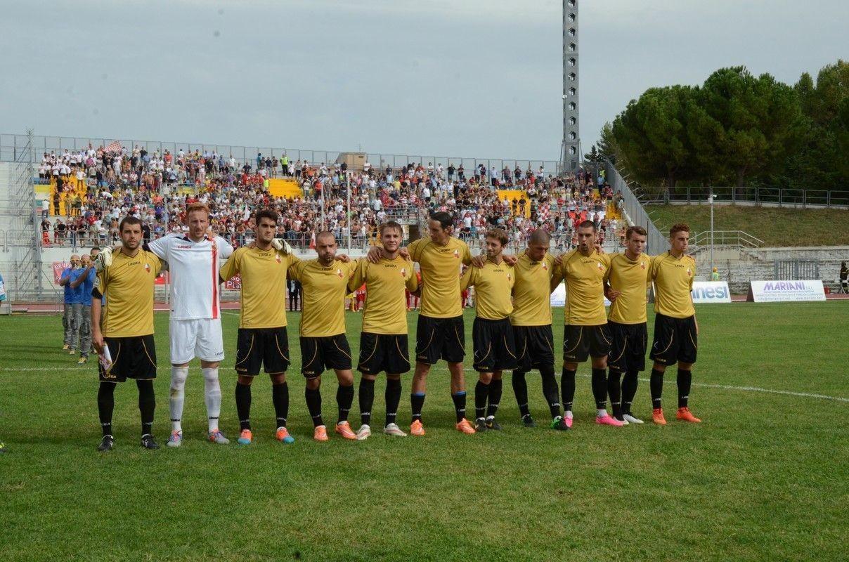 La Lucchese nell'ultima partita disputata all'Helvia Recina di Macerata