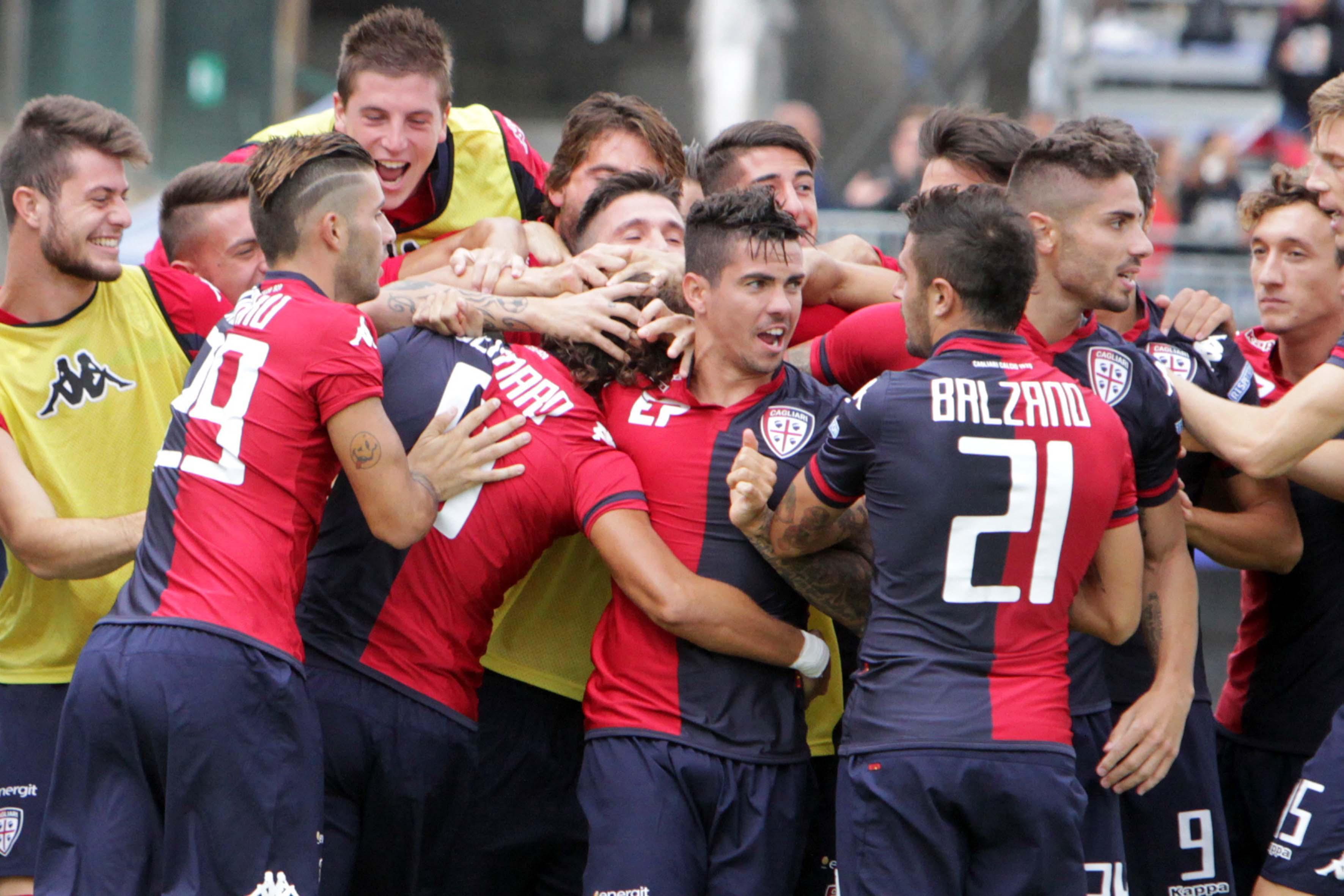 La gioia dei giocatori del Cagliari dopo il gol-lampo di Di Gennaro al Latina